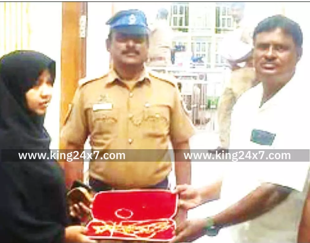 பல்லடத்தில் தவறவிட்ட 10 பவுன் நகைகள் ஒப்படைப்பு