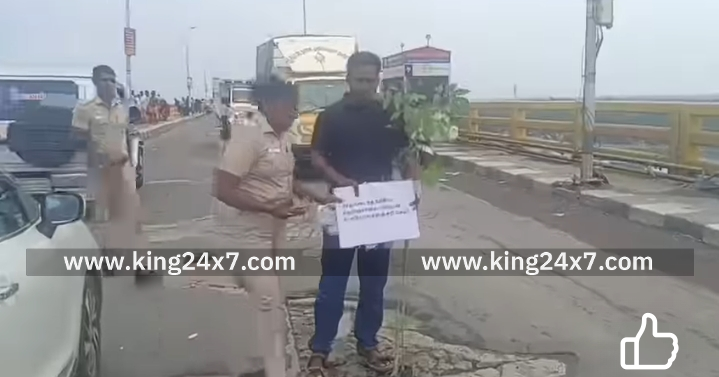 ராமநாதபுரம் சாலை சரி செய்ய நூதன முறையில் ஆர்ப்பாட்டம்