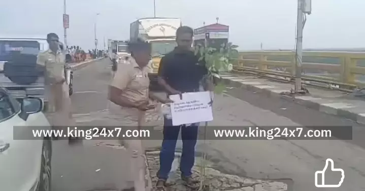 ராமநாதபுரம் சாலை சரி செய்ய நூதன முறையில் ஆர்ப்பாட்டம்