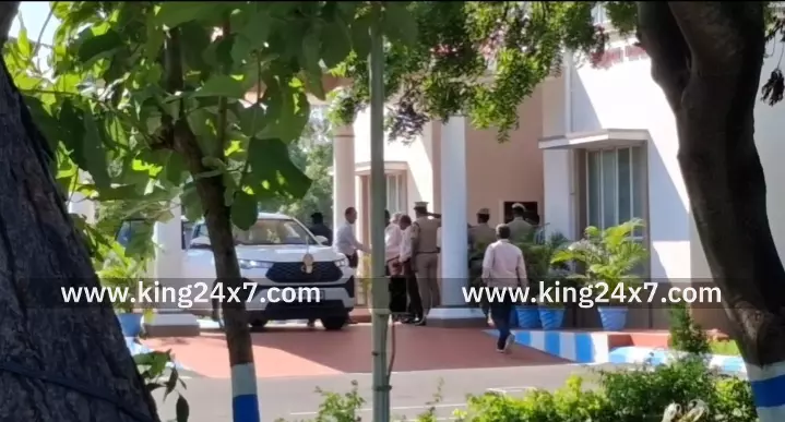 கரூர் துயர சம்பவம் குறித்து நடைபெறும் சிபிஐ விசாரணையை  மேற்பார்வையிட்டு மனுக்களை பெற வந்த உச்ச நீதிமன்ற ஓய்வு பெற்ற நீதிபதி.