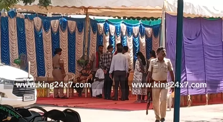 கரூர் துயர சம்பவம் குறித்து நடைபெறும் சிபிஐ விசாரணையை  மேற்பார்வையிட்டு மனுக்களை பெற வந்த உச்ச நீதிமன்ற ஓய்வு பெற்ற நீதிபதி.