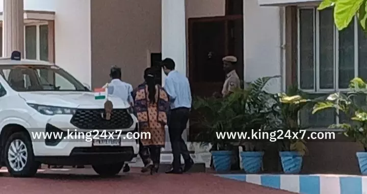 கரூர் துயர சம்பவம் குறித்து நடைபெறும் சிபிஐ விசாரணையை  மேற்பார்வையிட்டு மனுக்களை பெற வந்த உச்ச நீதிமன்ற ஓய்வு பெற்ற நீதிபதி.