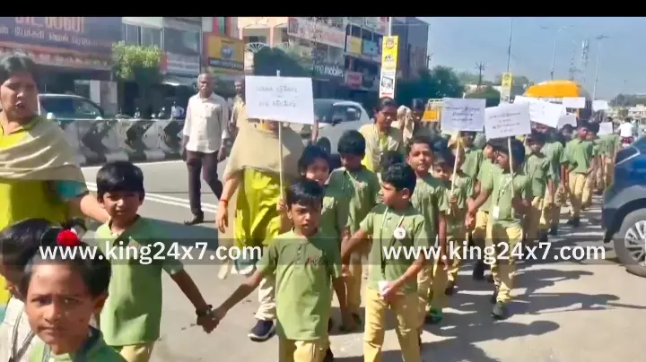 தேசிய மாசுக்கட்டுப்பாடு தினத்தை முன்னிட்டு கரூரில் பள்ளி மாணவ-மாணவியர் நடத்திய விழிப்புணர்வு பேரணி.