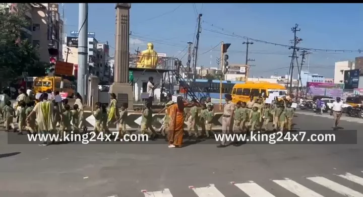 தேசிய மாசுக்கட்டுப்பாடு தினத்தை முன்னிட்டு கரூரில் பள்ளி மாணவ-மாணவியர் நடத்திய விழிப்புணர்வு பேரணி.