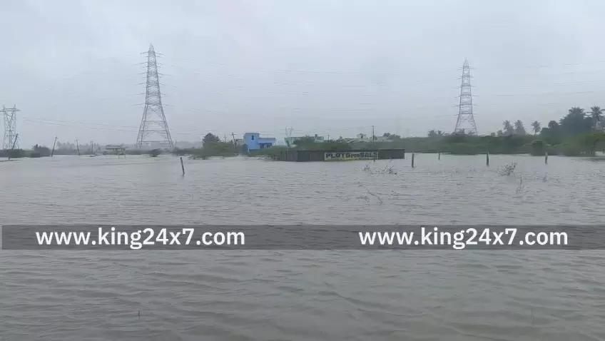 திருவள்ளூர் மாவட்டத்தில் நேற்று ஆரஞ்சு அலர்ட் விடப்பட்ட நிலையில் பொன்னேரி சுற்றுவட்டாரப் பகுதிகளில் பல வீடுகளில் மழை நீர் சூழ்ந்து பொதுமக்கள் அவதி