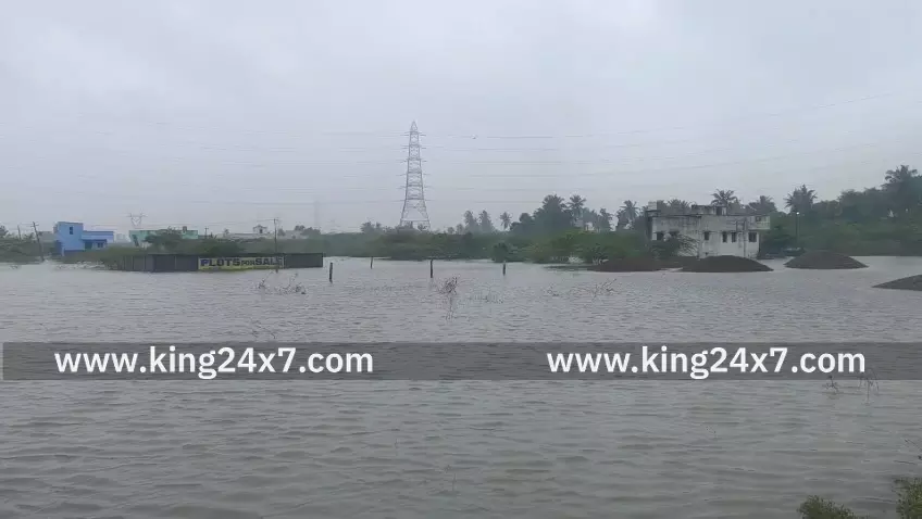 திருவள்ளூர் மாவட்டத்தில் நேற்று ஆரஞ்சு அலர்ட் விடப்பட்ட நிலையில் பொன்னேரி சுற்றுவட்டாரப் பகுதிகளில் பல வீடுகளில் மழை நீர் சூழ்ந்து பொதுமக்கள் அவதி