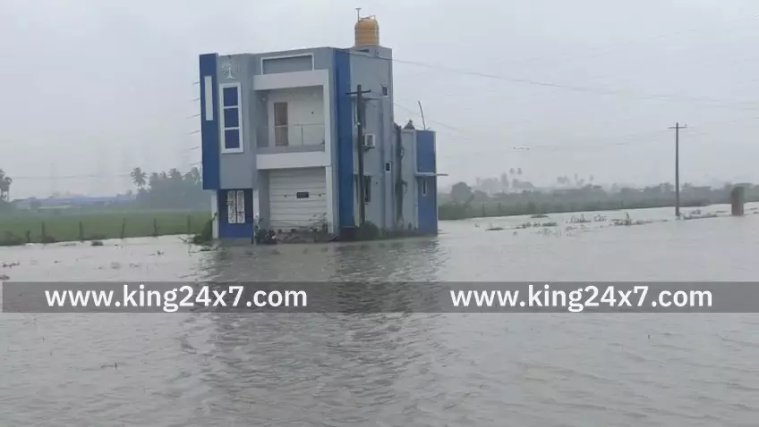திருவள்ளூர் மாவட்டத்தில் நேற்று ஆரஞ்சு அலர்ட் விடப்பட்ட நிலையில் பொன்னேரி சுற்றுவட்டாரப் பகுதிகளில் பல வீடுகளில் மழை நீர் சூழ்ந்து பொதுமக்கள் அவதி