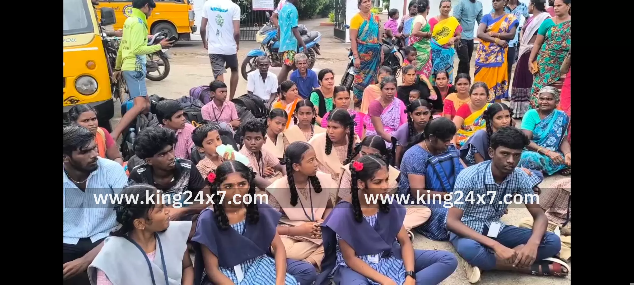 பள்ளிக் குழந்தைகள் சாலை மறியல்