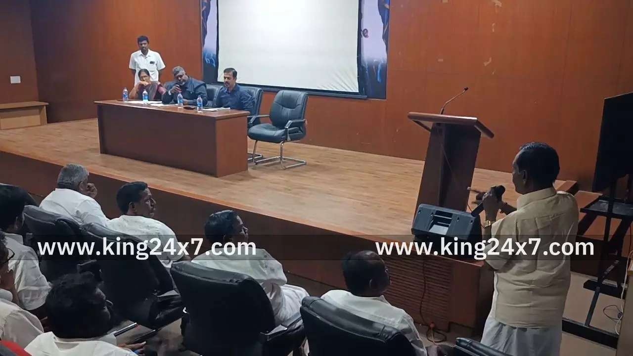 திருச்செங்கோட்டில் வருவாய் கோட்டாட்சியர் தலைமையில் வாக்குச்சாவடி அதிகாரிகள் மற்றும் அங்கீகரிக்கப்பட்ட அரசியல் கட்சி முகவர்கள் கூட்டம் இன்று கே எஸ் ஆர் பொறியியல் கல்லூரி வளாகத்