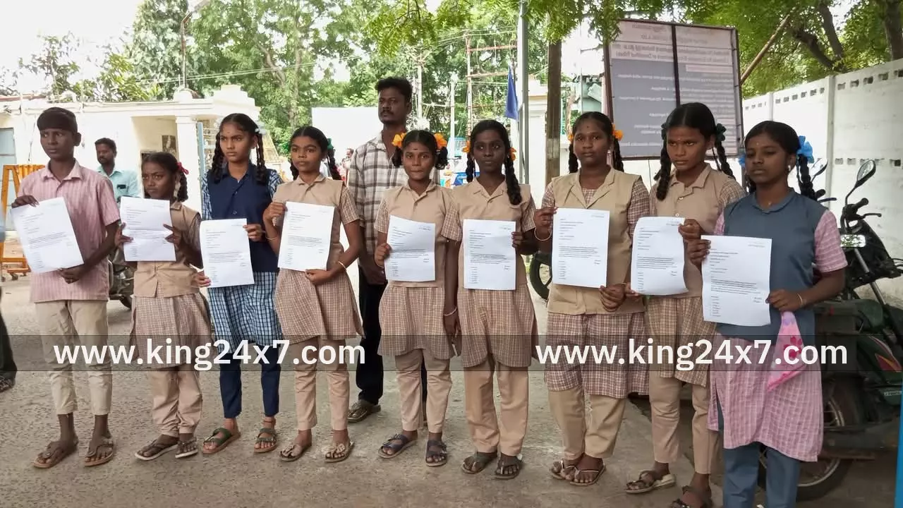 அரசுப் பேருந்தை உரிய நேரத்தில் இயக்க கோரி பள்ளி மாணவிகள்!  மாவட்ட ஆட்சியிடம் மனு