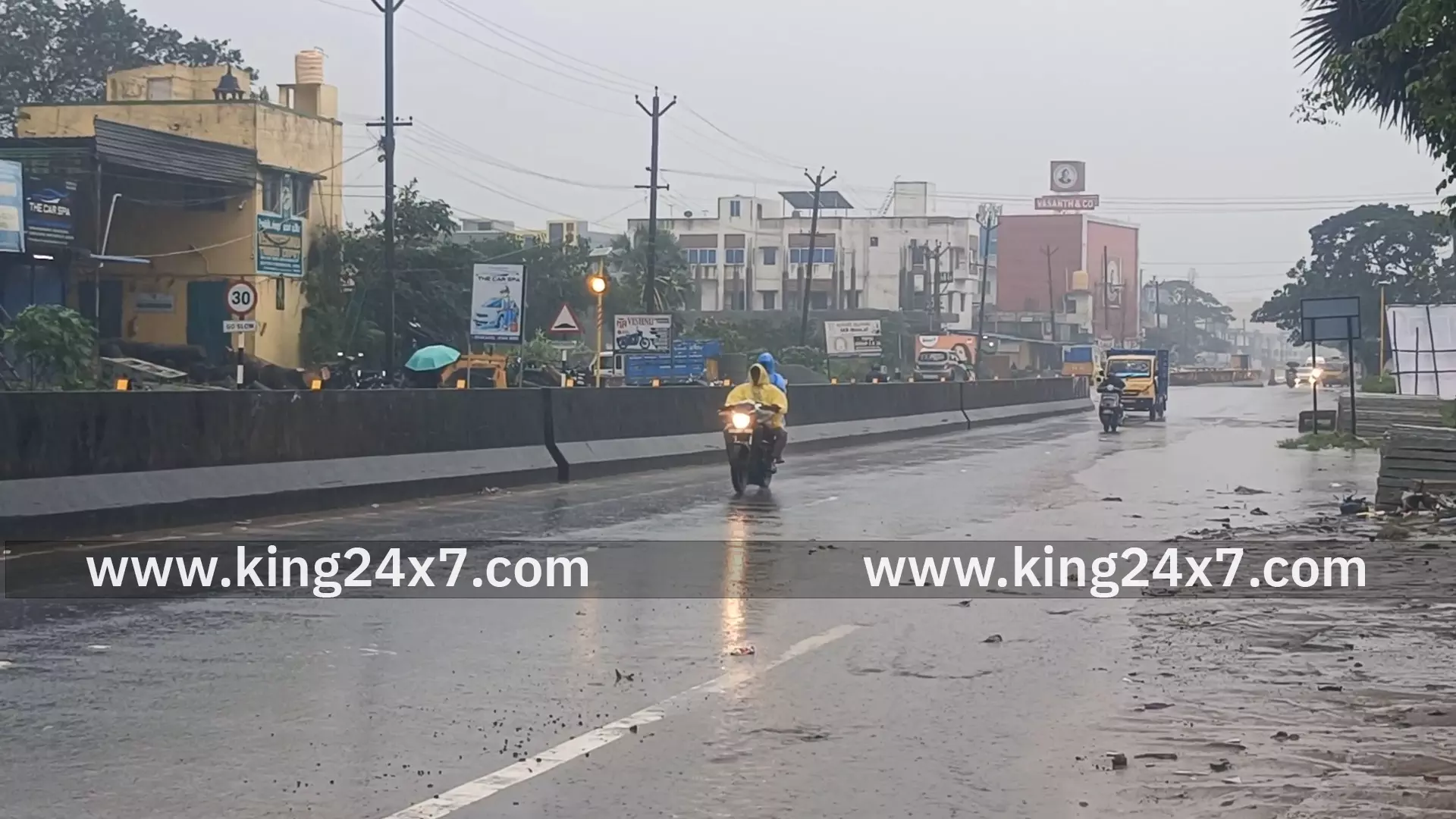 திருவள்ளூர் மாவட்டத்தில் பள்ளிகளுக்கு மட்டும் விடுமுறை அளிக்கப்பட்ட நிலையில் தொடர் கன மழை காரணமாக கல்லூரிகளுக்கும் நாளை 03.12.2025 விடுமுறை அறிவிப்பு