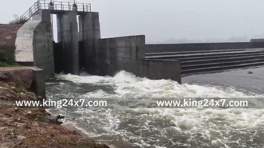 கொசஸ்தலை ஆற்றுக்குச்செல்லும் கால்வாயில் இருந்து வெளியேறிய சோழவரம் ஏரி நீரானது நெற்பயிர்களுக்குள் பாய்ந்து நெற்பயிர்கள் நீரில் மூழ்கியது