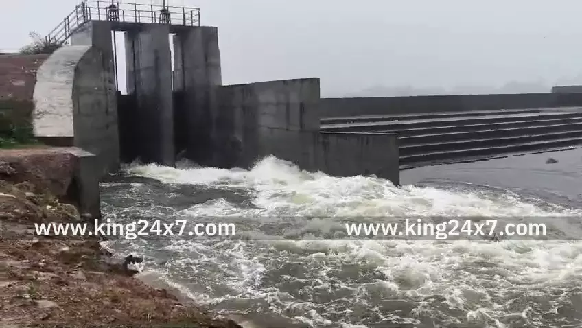 கொசஸ்தலை ஆற்றுக்குச்செல்லும் கால்வாயில் இருந்து வெளியேறிய சோழவரம் ஏரி நீரானது நெற்பயிர்களுக்குள் பாய்ந்து நெற்பயிர்கள் நீரில் மூழ்கியது