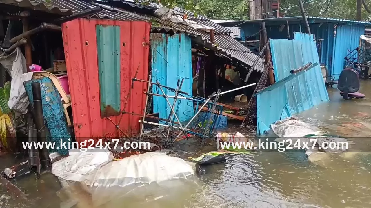 கடந்த இரண்டு தினங்களாக பெய்யும் பலத்த மழையால் மீஞ்சூர் மற்றும் பொன்னேரி ஆகிய பகுதிகளில் தாழ்வான இடங்களில் தண்ணீர் தேங்கி மக்கள் அவஸ்தை.