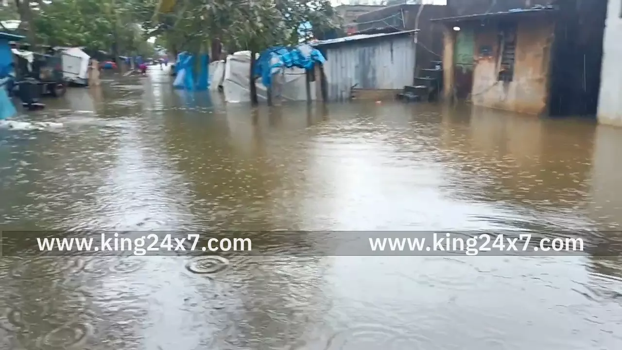 கடந்த இரண்டு தினங்களாக பெய்யும் பலத்த மழையால் மீஞ்சூர் மற்றும் பொன்னேரி ஆகிய பகுதிகளில் தாழ்வான இடங்களில் தண்ணீர் தேங்கி மக்கள் அவஸ்தை.