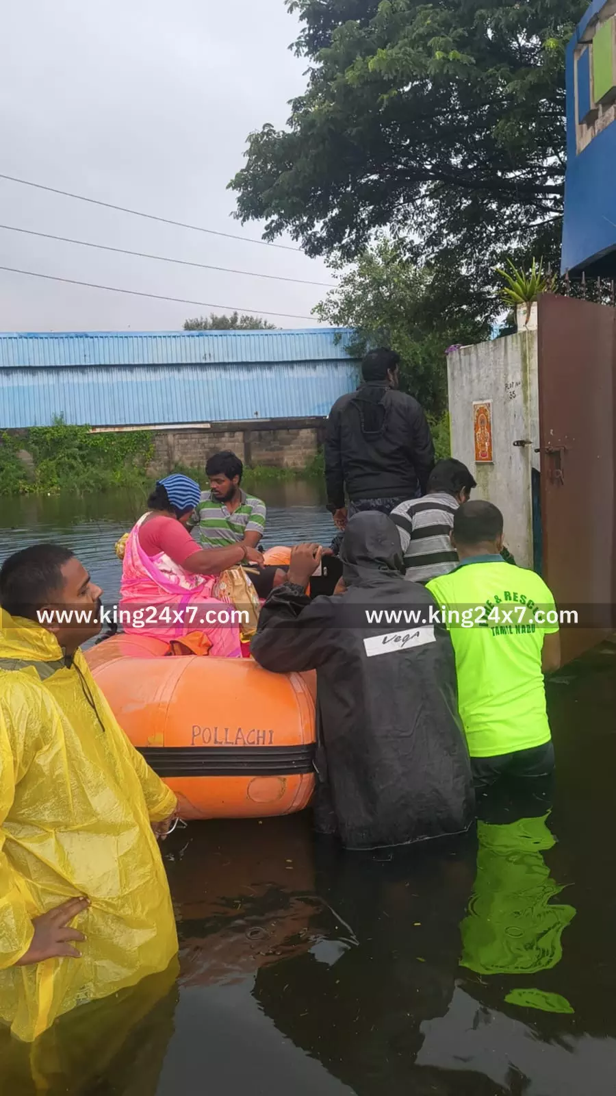செங்குன்றம் பால வாயல் குமரன் நகர் சன் கார்டன் பகுதியில் இருந்து நான்கு பேர் மீட்பு செங்குன்றம் பால வாயல் குமரன் நகர் சன் கார்டன் பகுதியில் இருந்து நான்கு பேர் மீட்பு