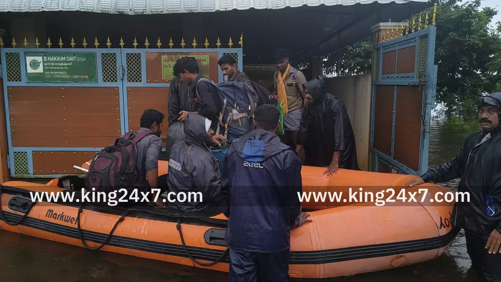 செங்குன்றம் பால வாயல் குமரன் நகர் சன் கார்டன் பகுதியில் இருந்து நான்கு பேர் மீட்பு செங்குன்றம் பால வாயல் குமரன் நகர் சன் கார்டன் பகுதியில் இருந்து நான்கு பேர் மீட்பு