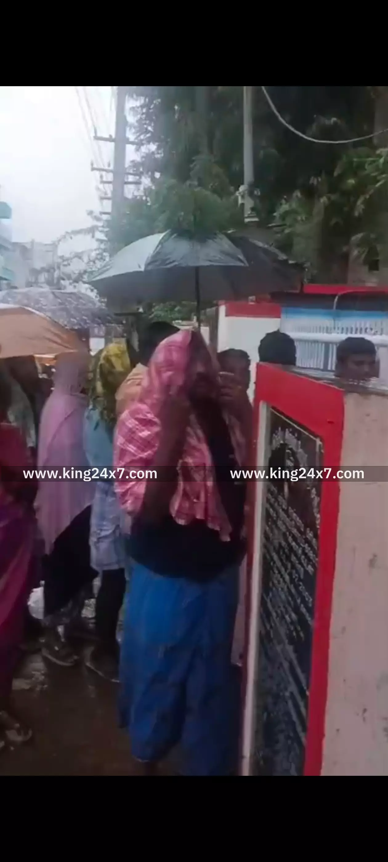 விடிய காலை முதலே ஆதார் திருத்த வேண்டி போஸ்ட் ஆபீஸ் குவியும் மக்கள்! ஆதார் திருத்த மையத்தை அதிகப்படுத்த கோரிக்கை