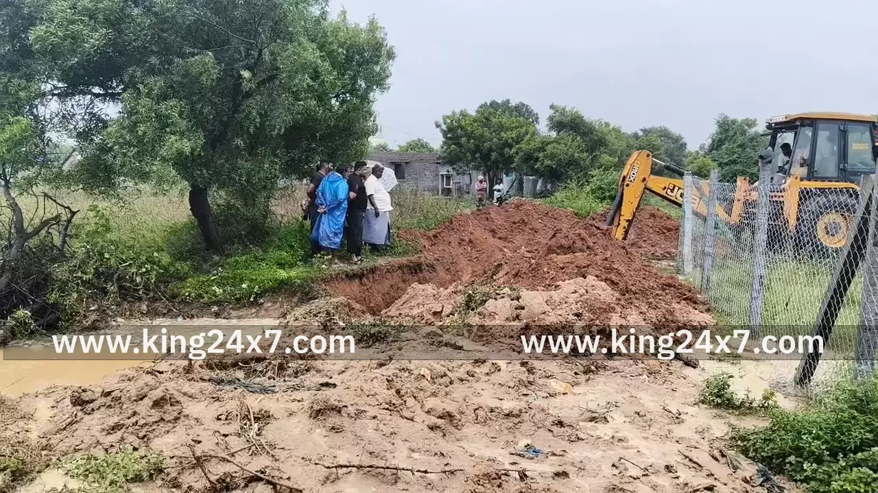 மழைநீர் சூழ்ந்து 500க்கும் மேற்பட்ட வீடுகளில் வசிக்கும் பொதுமக்கள் அவதி சோழவரம் வட்டார வளர்ச்சி அதிகாரிகள் புகார் அளித்தும் கண்டுகொள்ளாத நிலைமழைநீர் சூழ்ந்து 500க்கும் மேற்பட்