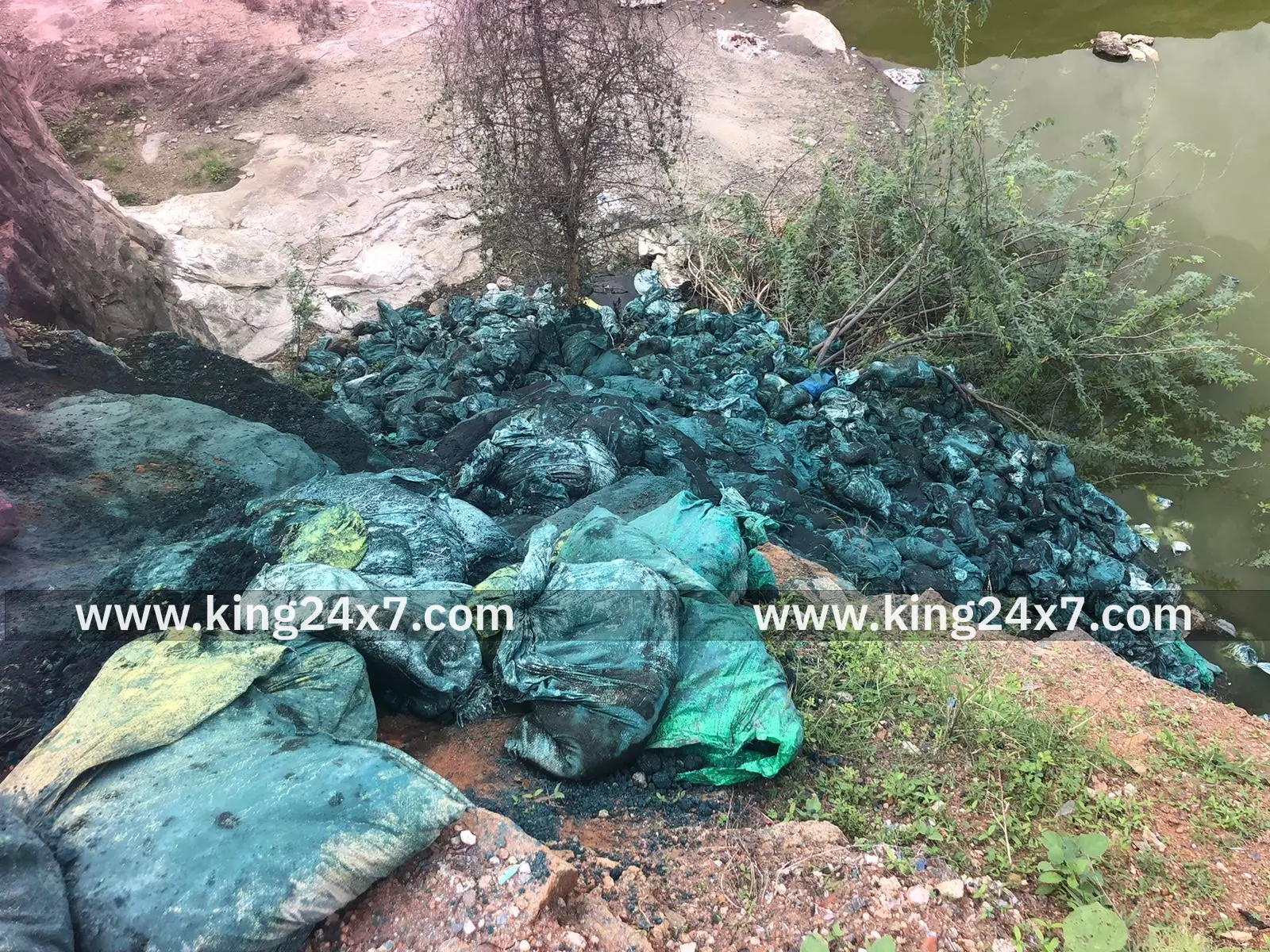 வெள்ளகோவில் அருகே செயல்படாத பாறைக்குழியில் சாயக்கழிவுகள் மற்றும் பிளாஸ்டிக் குப்பைகளை கொட்டி சுற்றுச்சூழல் பாதிப்பு - கால்நடைகளுக்கு குடிநீர் இல்லாமல் தவிப்பு