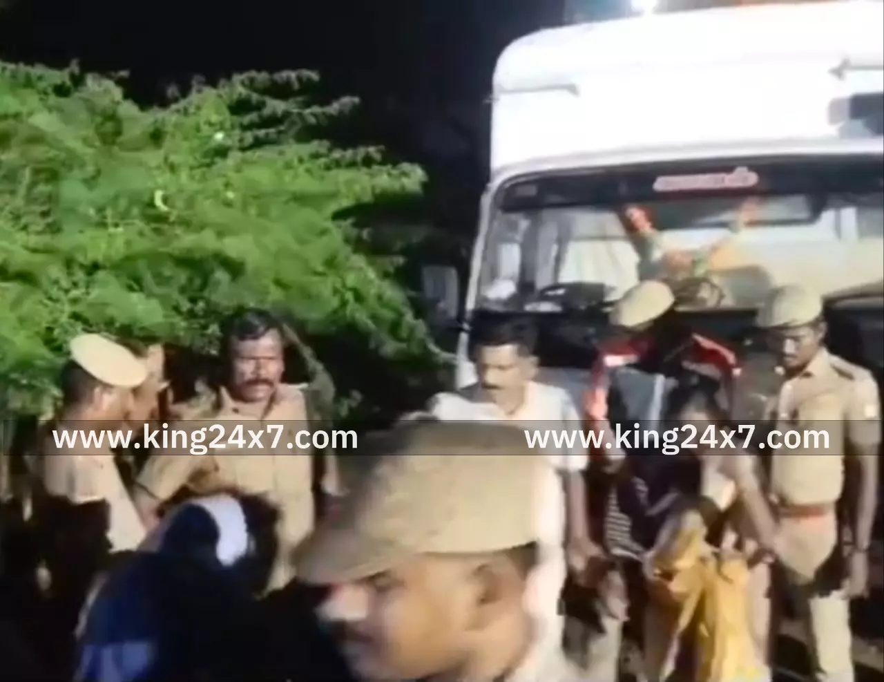 திண்டுக்கல்லை அடுத்த சின்னாளப்பட்டி அருகே பெருமாள்கோவில் பட்டியில்