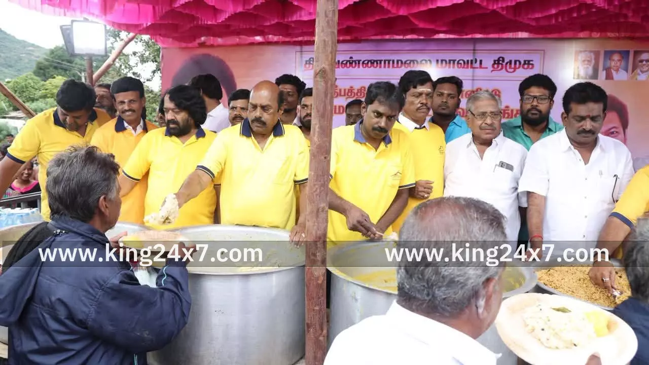 அறுசுவை உணவு வழங்கிய பொதுப்பணித்துறை அமைச்சர்.