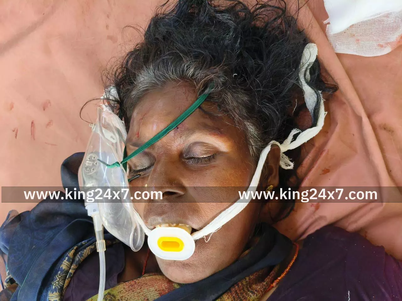 பேருந்தில் பயணம் செய்த மூதாட்டி திடீரென பேருந்தில் இருந்து கீழே தவறி விழுந்தார்