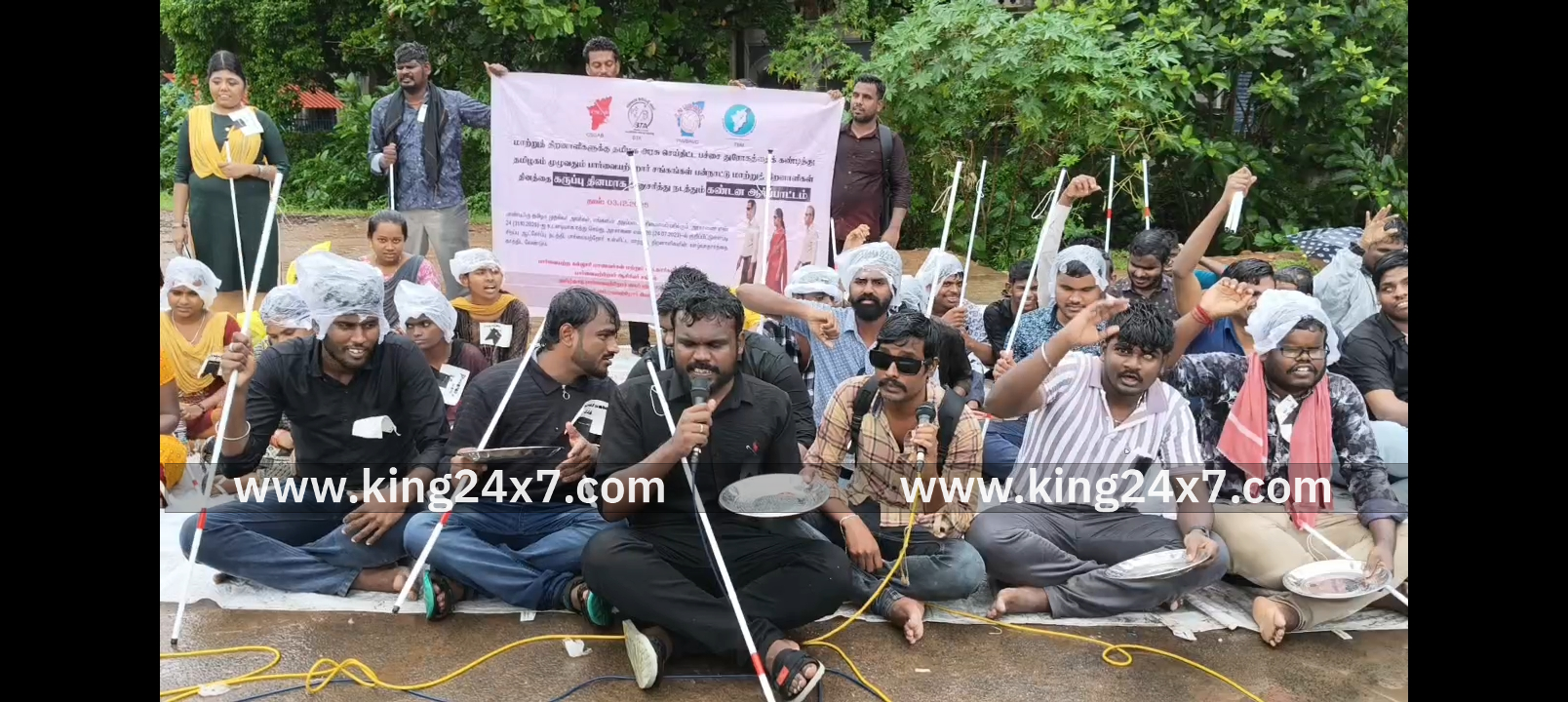 கொட்டும் மழையில் கையில் தட்டுடன் பார்வையற்ற மாற்றுத்திறனாளிகள் ஆர்ப்பாட்டம்