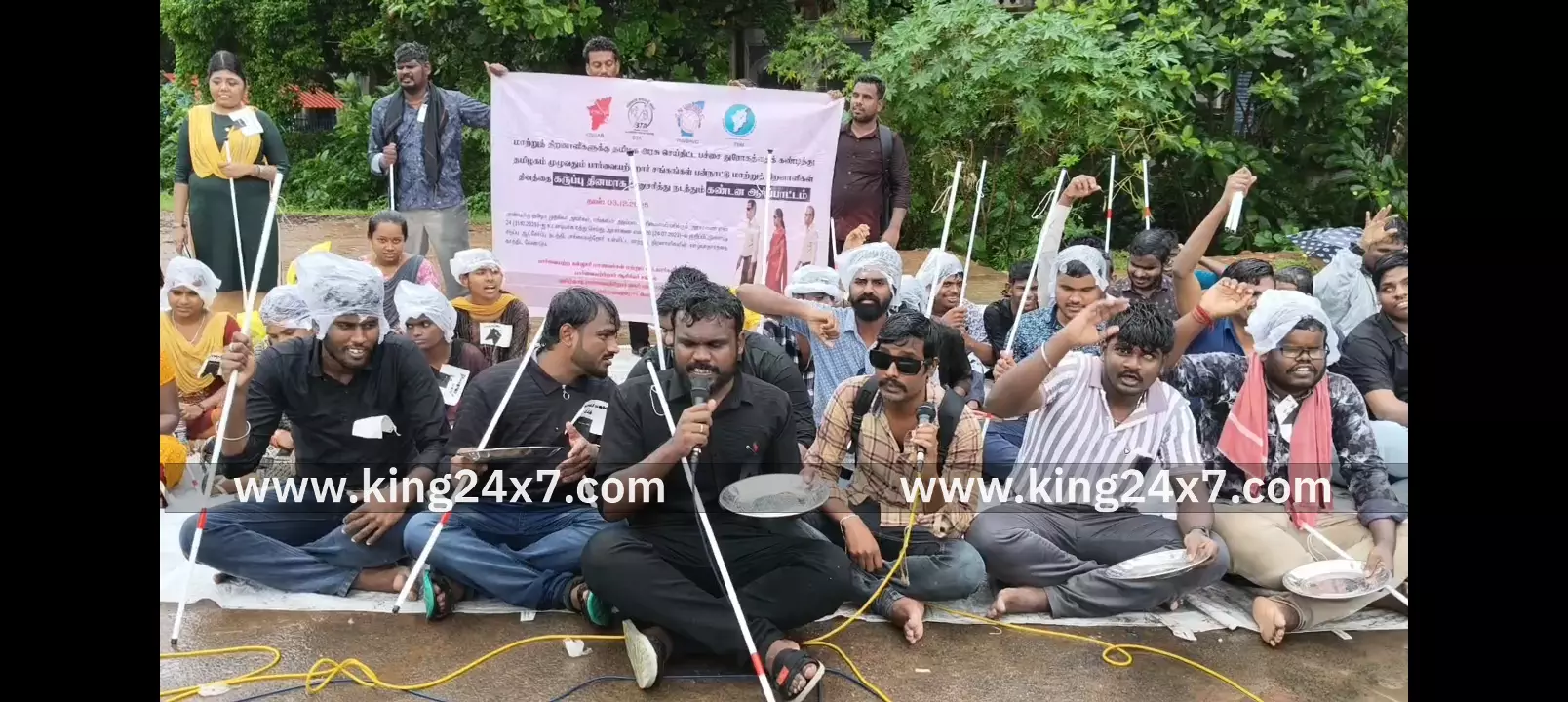 கொட்டும் மழையில் கையில் தட்டுடன் பார்வையற்ற மாற்றுத்திறனாளிகள் ஆர்ப்பாட்டம்