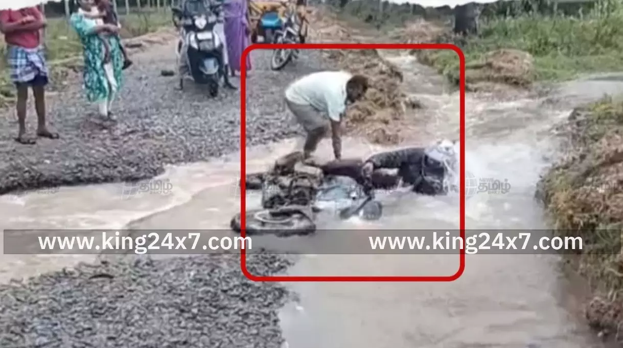 வெள்ளத்தில் சிக்கிய பைக் :