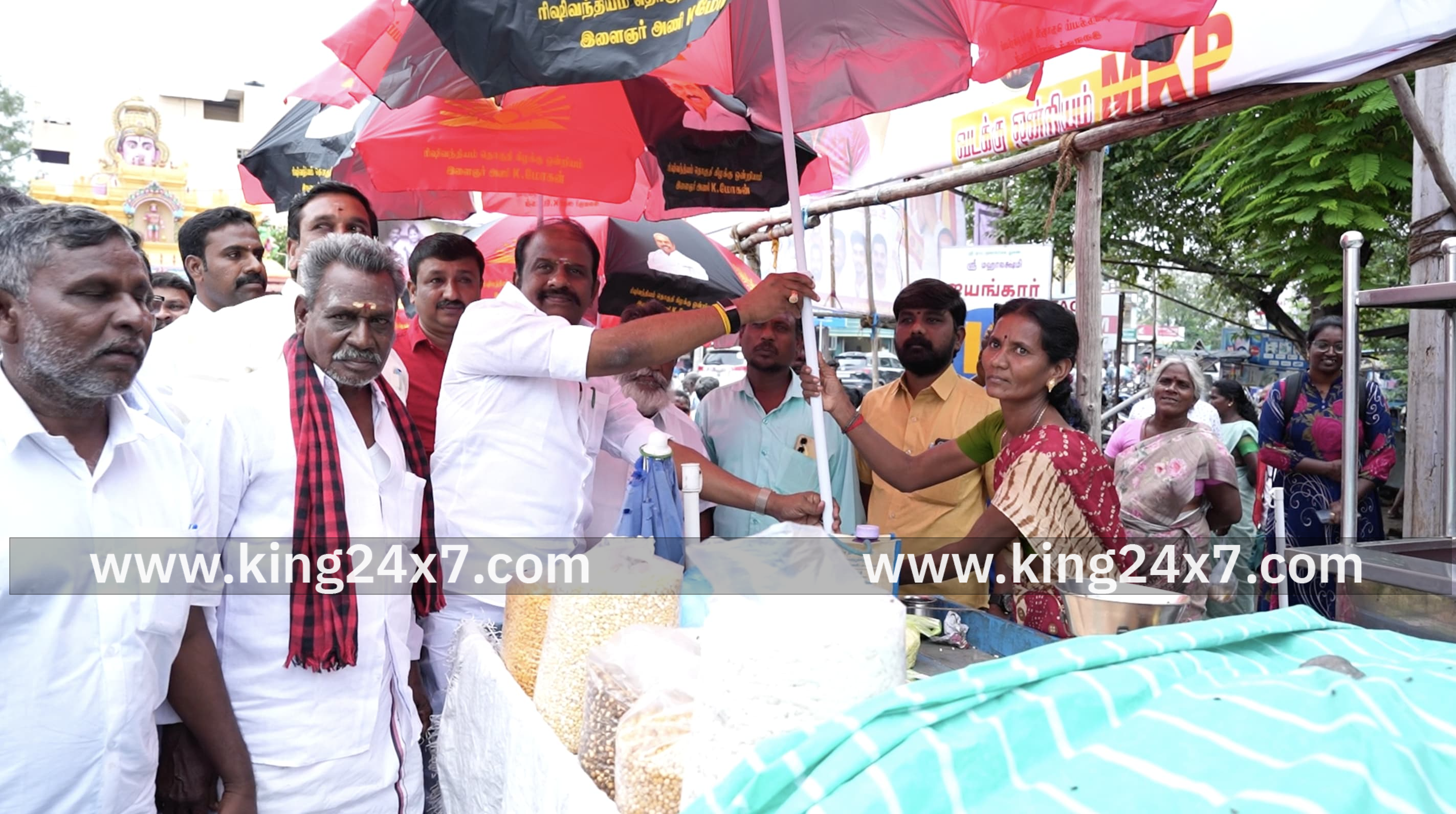 ரிஷிவந்தியம், தமிழ்நாடு துணை முதல்வர் பிறந்தநாளை முன்னிட்டு சாலையோர வியாபாரிக்கு குடை வழங்கிய எம்எல்ஏ