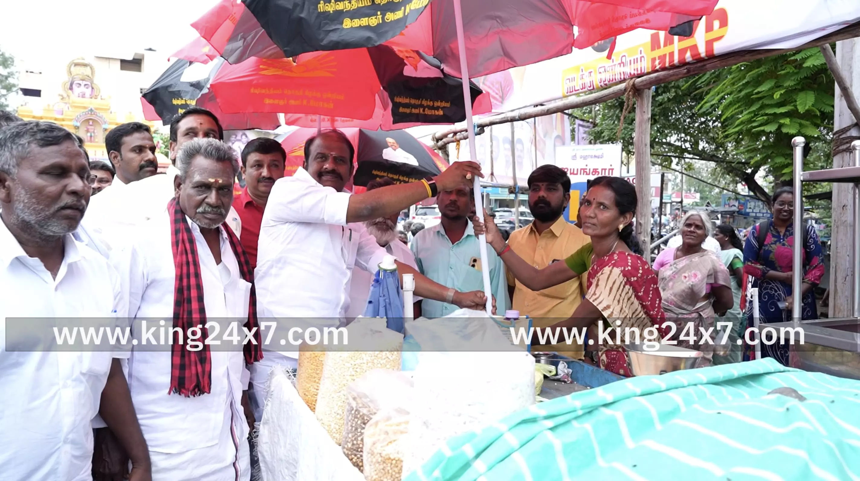 ரிஷிவந்தியம், தமிழ்நாடு துணை முதல்வர் பிறந்தநாளை முன்னிட்டு சாலையோர வியாபாரிக்கு குடை வழங்கிய எம்எல்ஏ