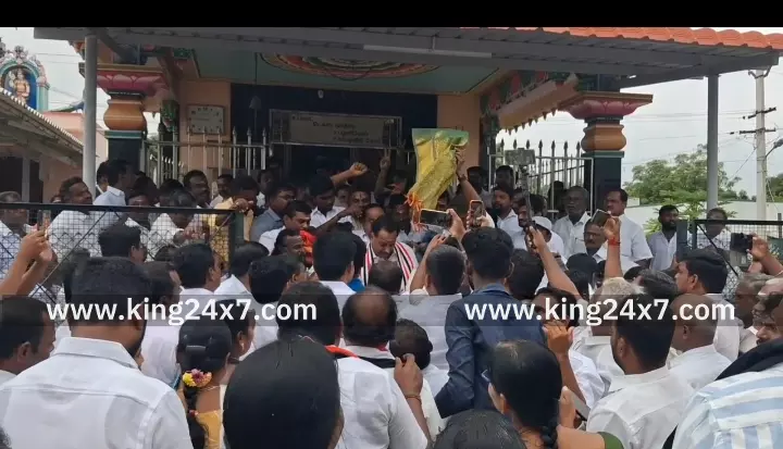 கரூர் -அதிமுக ஆட்சியின் சாதனைகளை விளக்க வந்த முன்னாள் அமைச்சருக்கு உற்சாக வரவேற்பு.