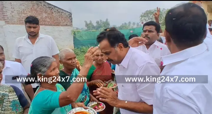 கரூர் -அதிமுக ஆட்சியின் சாதனைகளை விளக்க வந்த முன்னாள் அமைச்சருக்கு உற்சாக வரவேற்பு.