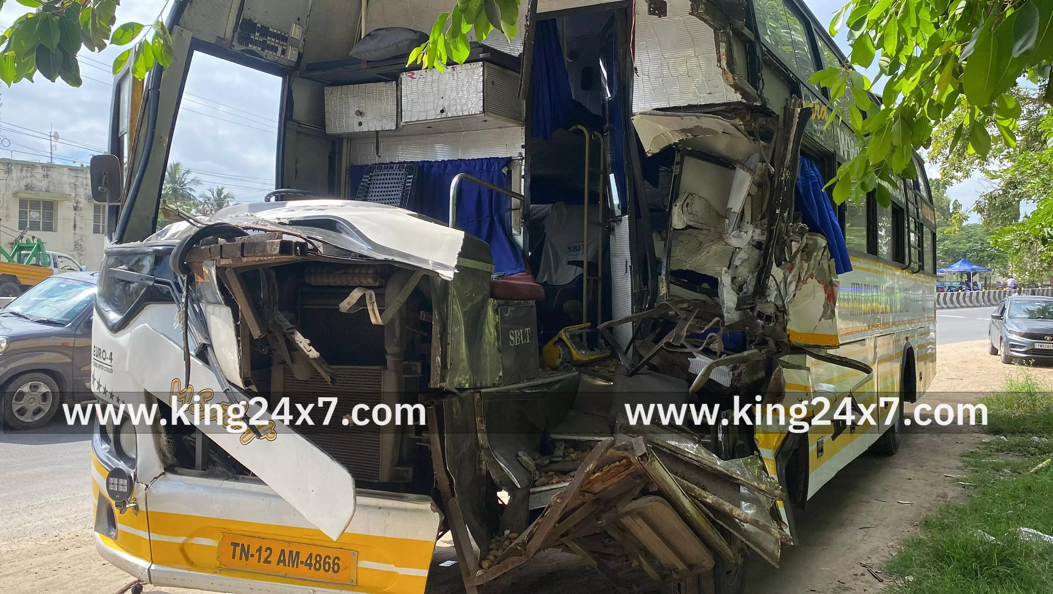 லாரி மீது மோதிய பஸ் அதிர்ஷ்டவசமாகஉயிர் தப்பிய பயணிகள்