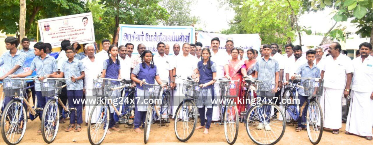 ஆதிதிராவிடர் நலத்துறை அமைச்சர் மருத்துவர் மா.மதிவேந்தன்   இராசிபுரம், சேந்தமங்கலம், திருச்செங்கோடு, பரமத்தி ஆகிய சட்டமன்ற தொகுதிகளுக்குட்பட்ட பகுதிகளில் 6639 மாணவ, மாணவியர்களுக்கு விலையில்லா மிதிவண்டிகளை வழங்கினார்.