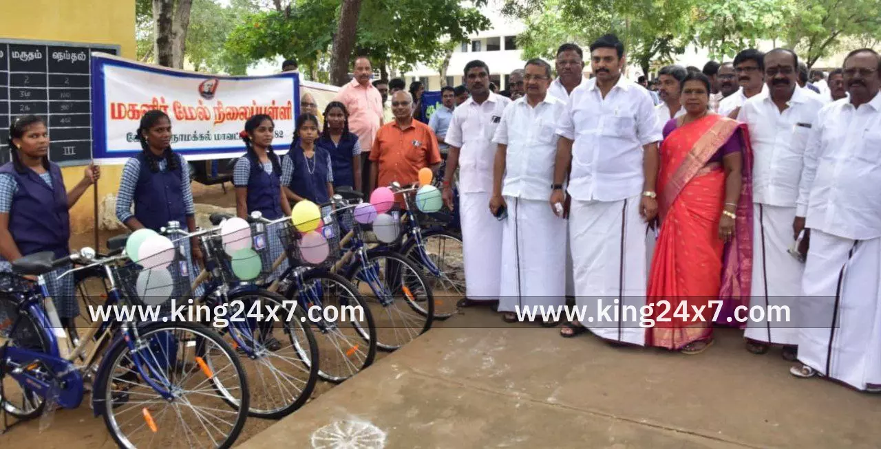 ஆதிதிராவிடர் நலத்துறை அமைச்சர் மருத்துவர் மா.மதிவேந்தன் இராசிபுரம், சேந்தமங்கலம், திருச்செங்கோடு, பரமத்தி ஆகிய சட்டமன்ற தொகுதிகளுக்குட்பட்ட பகுதிகளில் 6639 மாணவ, மாணவியர்களுக்கு விலையில்லா மிதிவண்டிகளை வழங்கினார். ஆதிதிராவிடர் நலத்துறை அமைச்சர் மருத்துவர் மா.மதிவேந்தன் இராசிபுரம், சேந்தமங்கலம், திருச்செங்கோடு, பரமத்தி ஆகிய சட்டமன்ற தொகுதிகளுக்குட்பட்ட பகுதிகளில் 6639 மாணவ, மாணவியர்களுக்கு விலையில்லா மிதிவண்டிகளை வழங்கினார்.