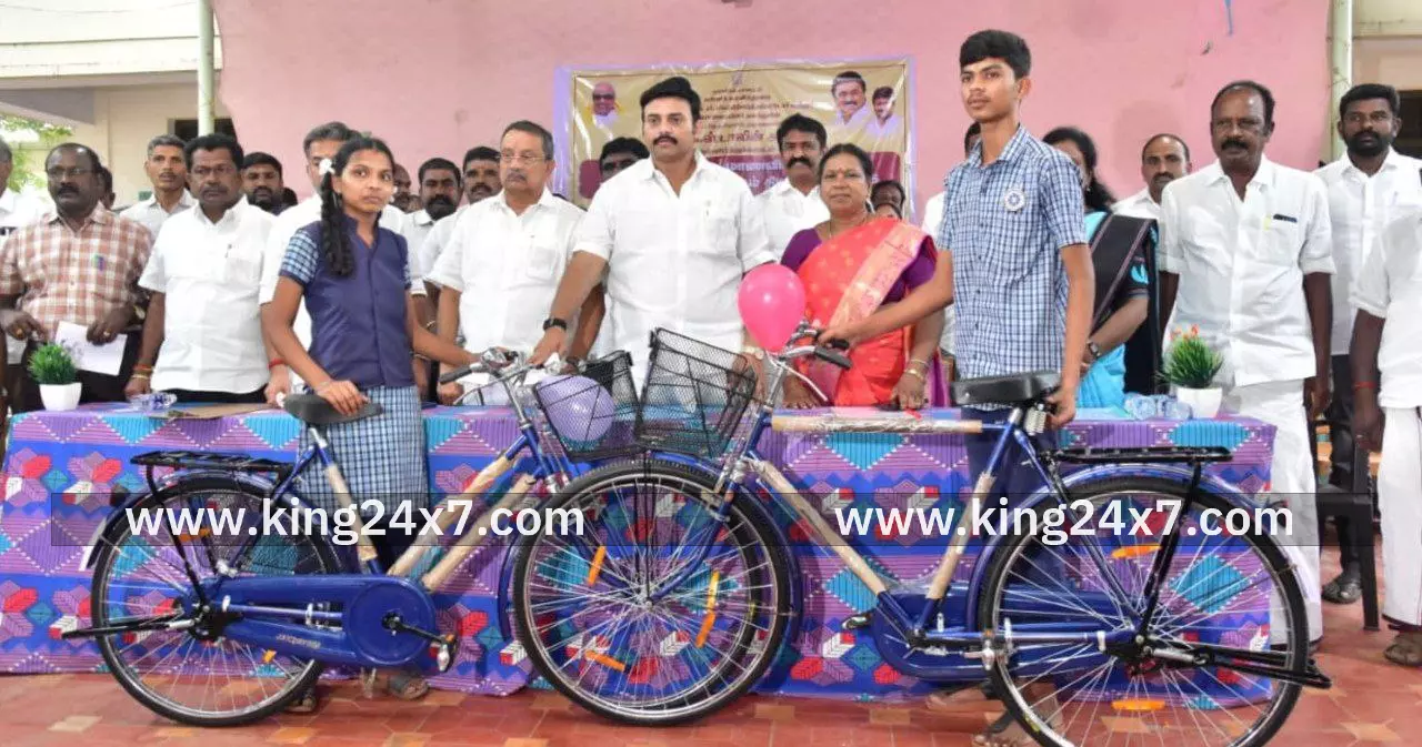 ஆதிதிராவிடர் நலத்துறை அமைச்சர் மருத்துவர் மா.மதிவேந்தன் இராசிபுரம், சேந்தமங்கலம், திருச்செங்கோடு, பரமத்தி ஆகிய சட்டமன்ற தொகுதிகளுக்குட்பட்ட பகுதிகளில் 6639 மாணவ, மாணவியர்களுக்கு விலையில்லா மிதிவண்டிகளை வழங்கினார். ஆதிதிராவிடர் நலத்துறை அமைச்சர் மருத்துவர் மா.மதிவேந்தன் இராசிபுரம், சேந்தமங்கலம், திருச்செங்கோடு, பரமத்தி ஆகிய சட்டமன்ற தொகுதிகளுக்குட்பட்ட பகுதிகளில் 6639 மாணவ, மாணவியர்களுக்கு விலையில்லா மிதிவண்டிகளை வழங்கினார்.