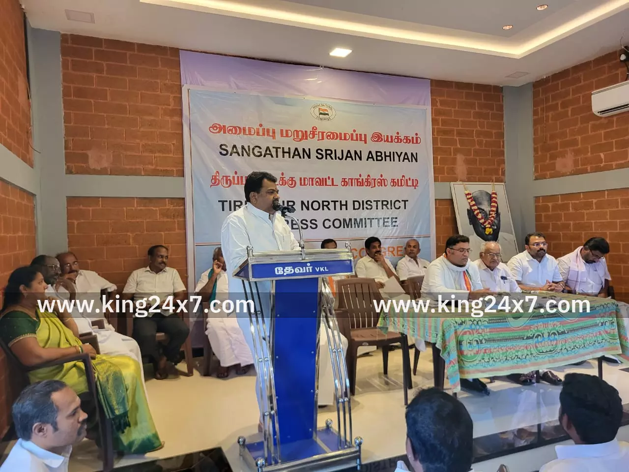 வெள்ளகோவிலில் காங்கிரஸ் கமிட்டி புனரமைப்பு கூட்டம்