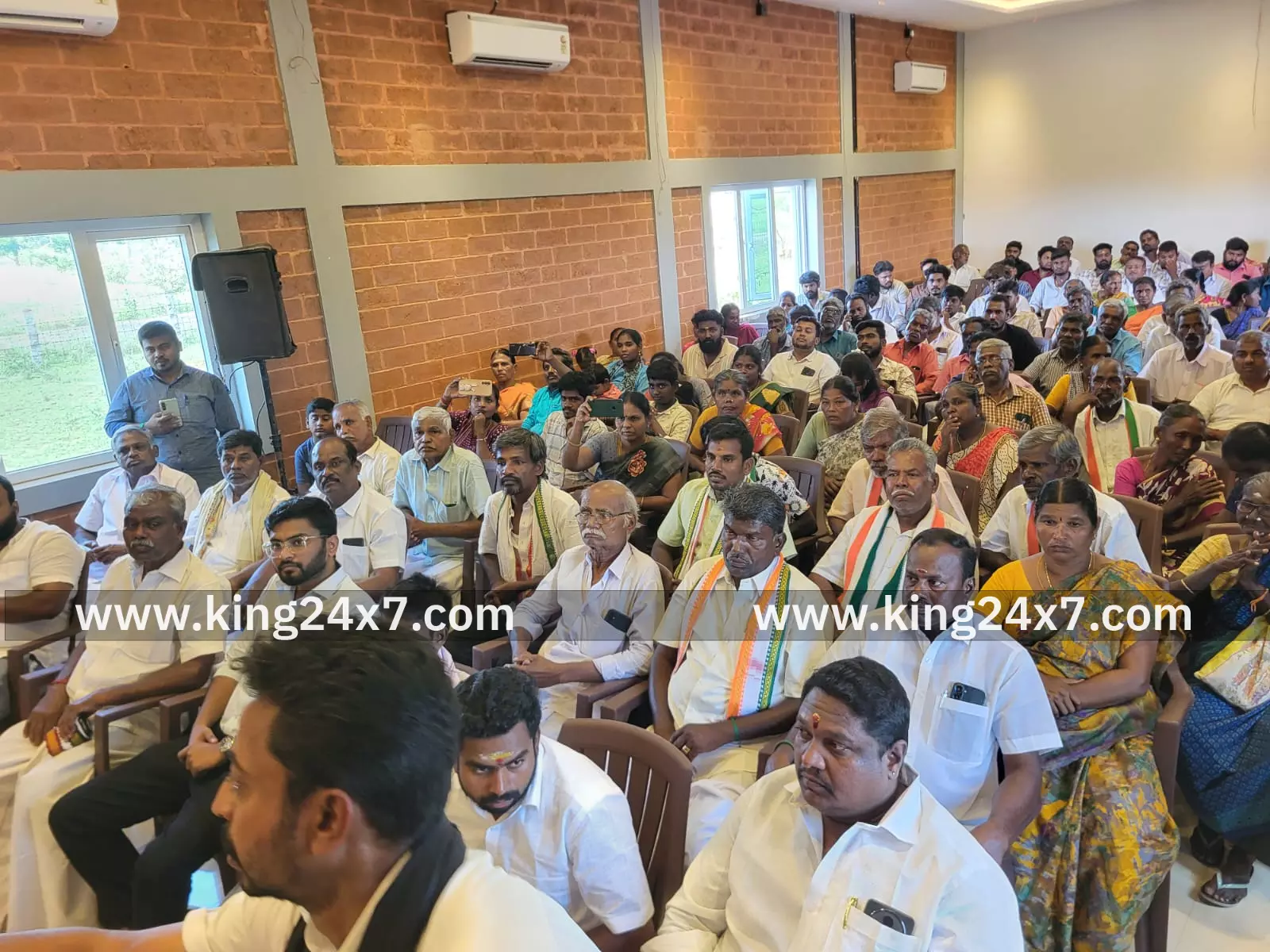 வெள்ளகோவிலில் காங்கிரஸ் கமிட்டி புனரமைப்பு கூட்டம்