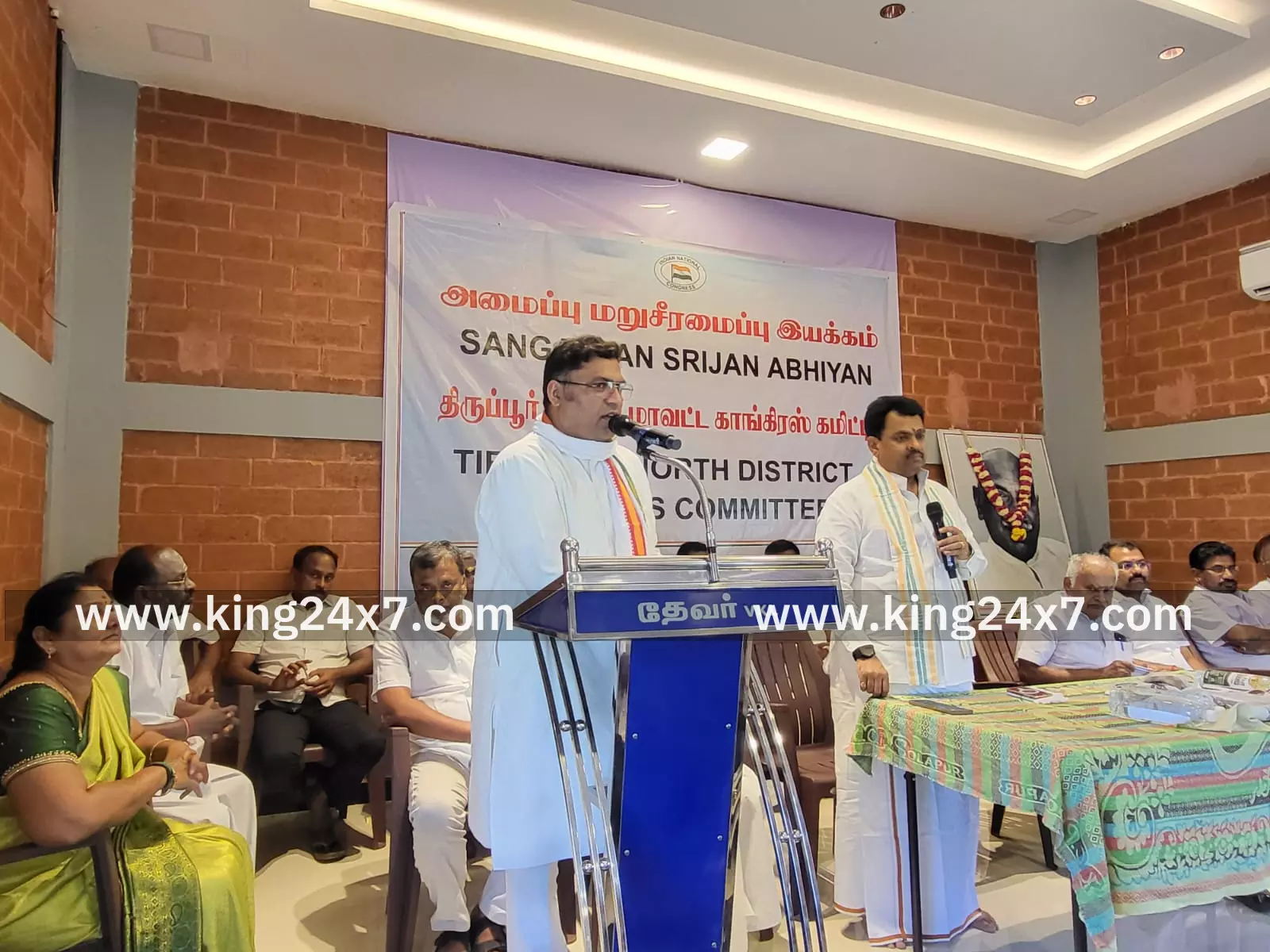 வெள்ளகோவிலில் காங்கிரஸ் கமிட்டி புனரமைப்பு கூட்டம்