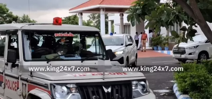 கரூர்-நீதிபதிகள் புறப்பட்டுச் சென்ற பிறகு மனு அளிக்க வந்த தவெக நிர்வாகிகள் ஏமாற்றம்.