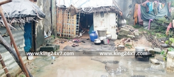 பூவலையில் ஒண்டிக் கிடக்கும் இருளர் இன மக்கள் :-