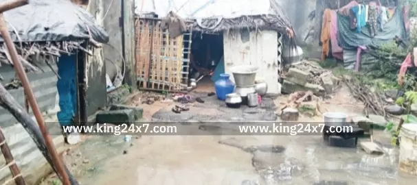 பூவலையில் ஒண்டிக் கிடக்கும் இருளர் இன மக்கள் :-