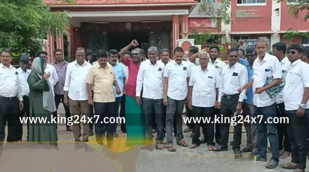 சங்கரன்கோவில் வழக்கறிஞர்கள் ஆர்ப்பாட்டத்தில் ஈடுபட்டனர்