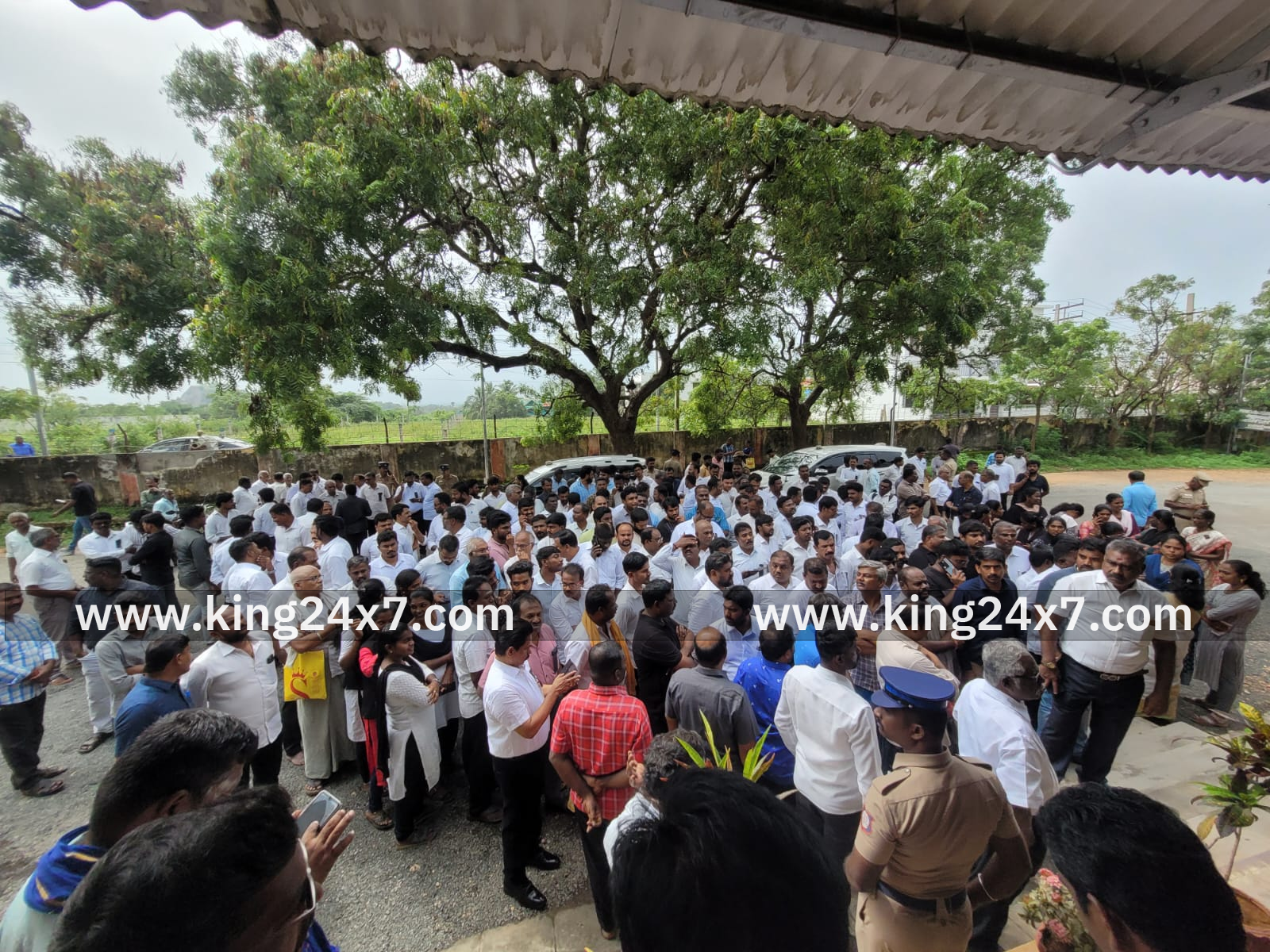 தென்காசி கலெக்டர் அலுவலகத்தில் வக்கீல்கள் குவிந்ததால் பரபரப்பு