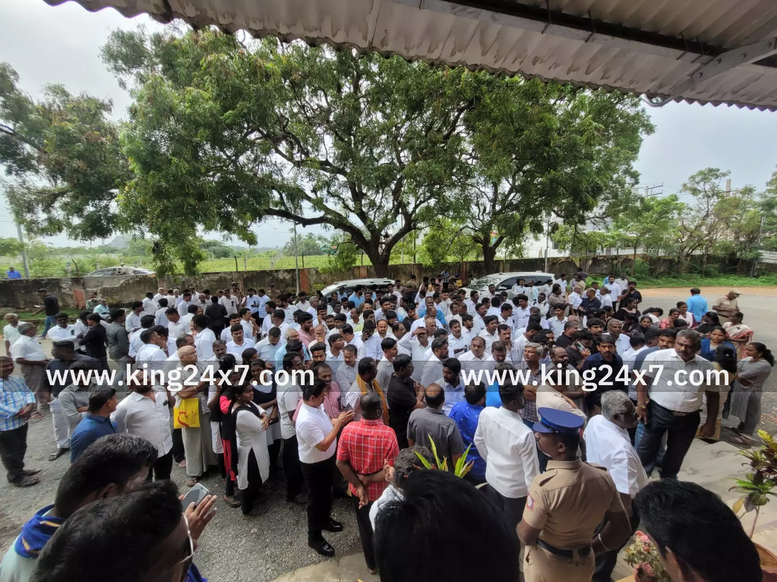 தென்காசி கலெக்டர் அலுவலகத்தில் வக்கீல்கள் குவிந்ததால் பரபரப்பு