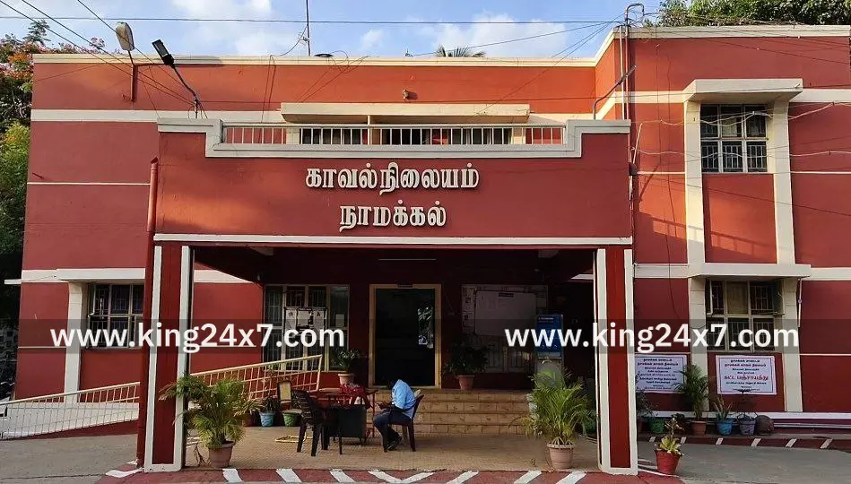 கல்லூரிக்கு சென்று மாயமான இரு மாணவிகளை நாமக்கல் போலீசார் திருச்சியில் மீட்டனர்.