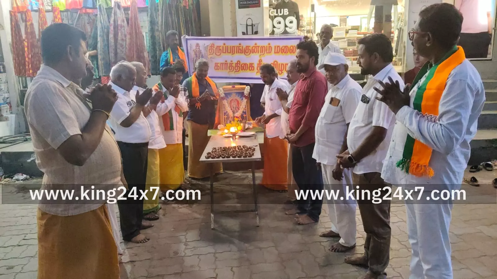 திருப்பரங்குன்றம் தீபம் ஏற்ற அனுமதி கிடைத்ததால்iதீபங்கள் ஏற்றி கொண்டாட்டம்