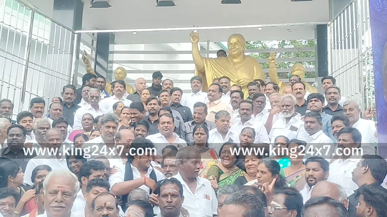 முன்னாள் முதல்வர் ஜெயலலிதாவின் 9வது நினைவு தினத்தை முன்னிட்டு  அவரது திருவுருவ சிலைக்கு மாலை அணிவித்து மரியாதை செலுத்தப்பட்டது.